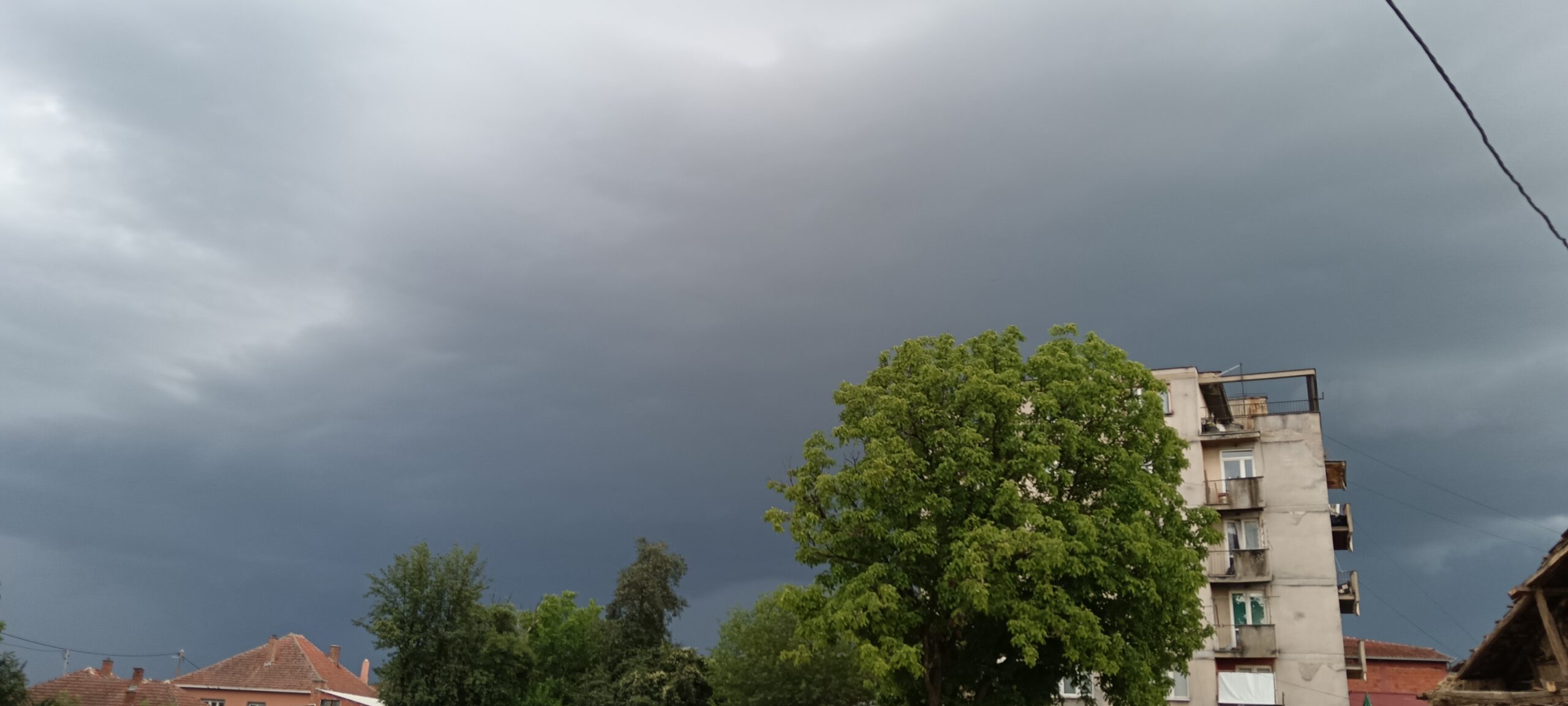 Vreme danas toplo, promenljivo oblačno i nestabilno