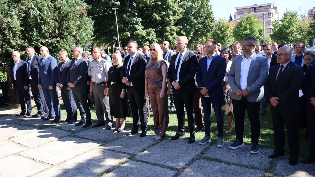 Polaganjem venaca na Spomenik revoluciji odata pošta oslobodiocima Vranja